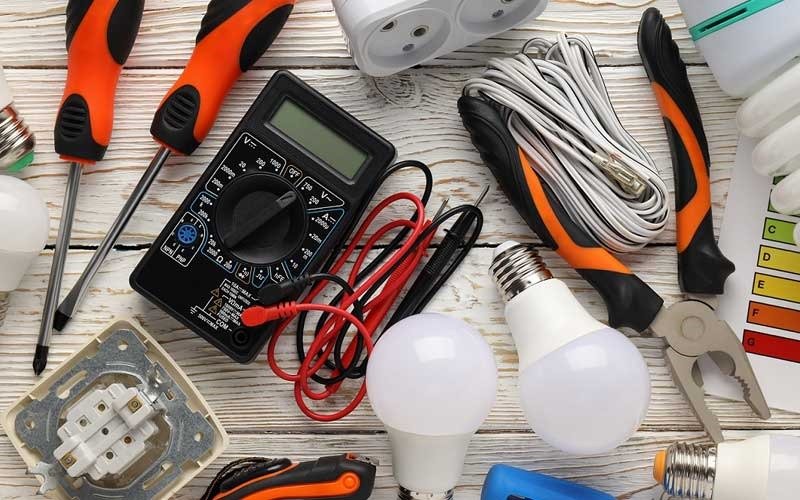 Kit de herramientas en un banco de trabajo